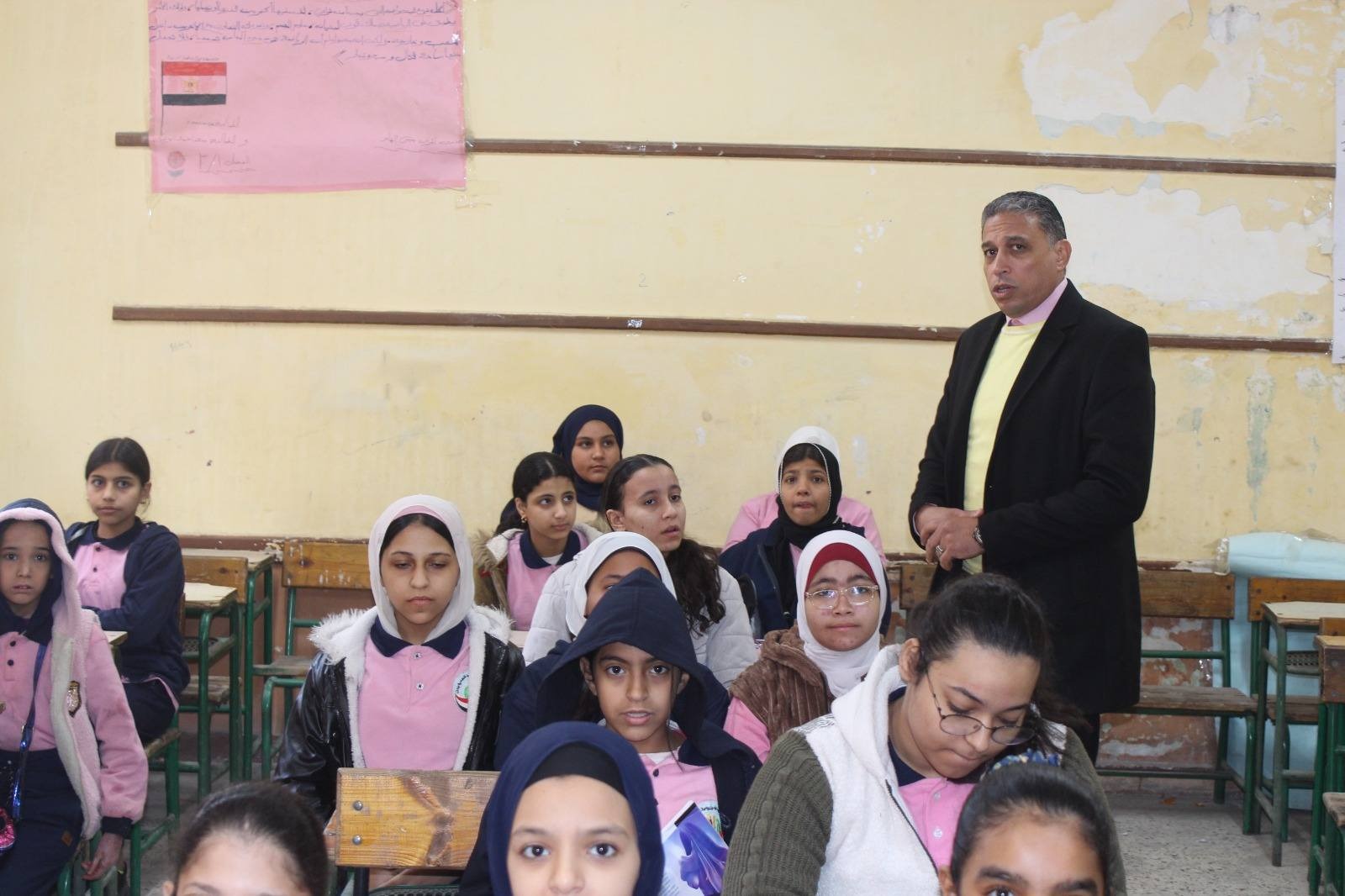 مدير تعليم الجيزة يتابع الانضباط المدرسي