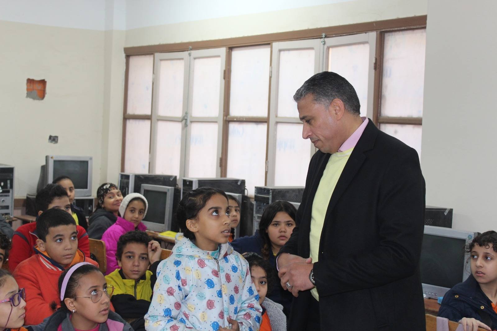 مدير تعليم الجيزة يتابع الانضباط المدرسي