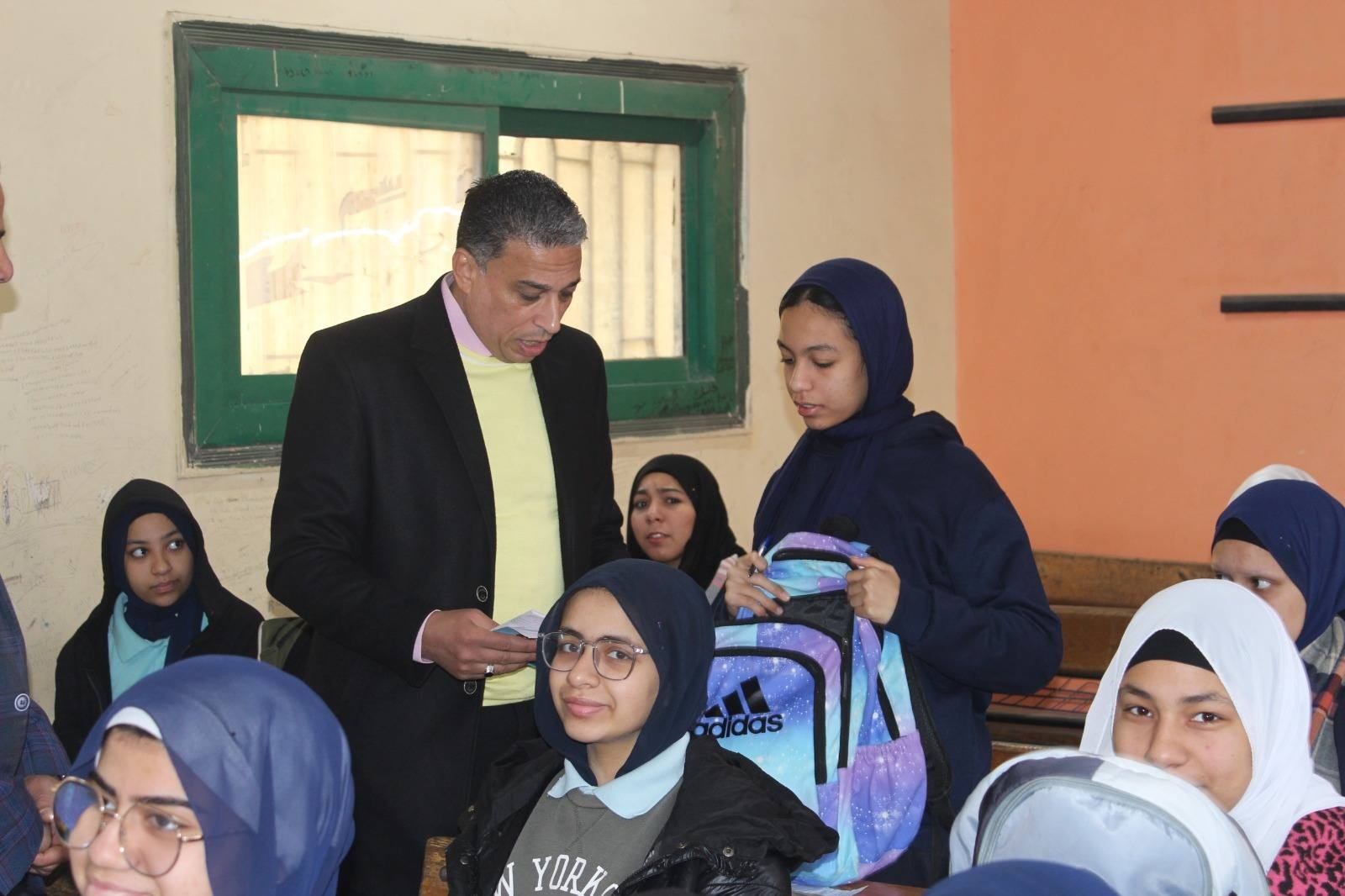 مدير تعليم الجيزة يتابع الانضباط المدرسي