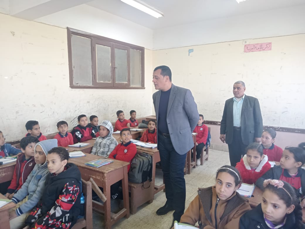 مدير تعليم سوهاج يتابع انتظام الدراسة ويطلق مبادرة لتنمية مهارات القراءة والكتابة