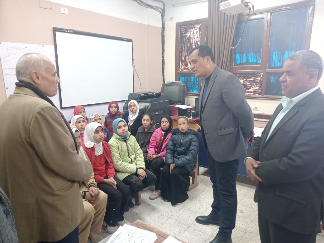 مدير تعليم سوهاج يتابع انتظام الدراسة ويطلق مبادرة لتنمية مهارات القراءة والكتابة