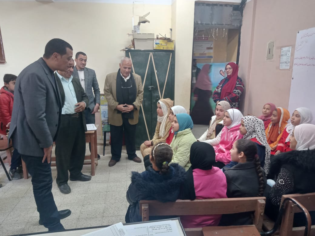 مدير تعليم سوهاج يتابع انتظام الدراسة ويطلق مبادرة لتنمية مهارات القراءة والكتابة