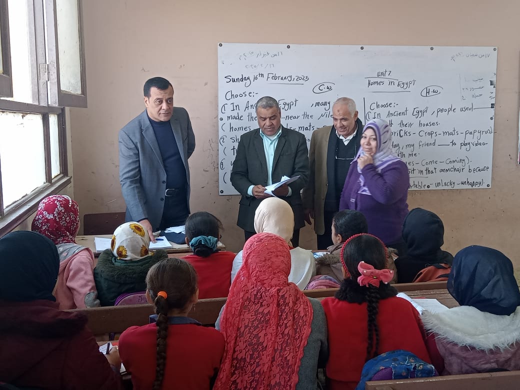 مدير تعليم سوهاج يتابع انتظام الدراسة ويطلق مبادرة لتنمية مهارات القراءة والكتابة