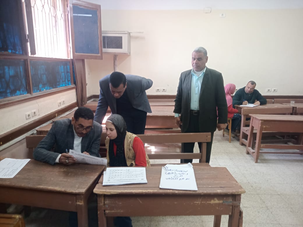 مدير تعليم سوهاج يتابع انتظام الدراسة ويطلق مبادرة لتنمية مهارات القراءة والكتابة