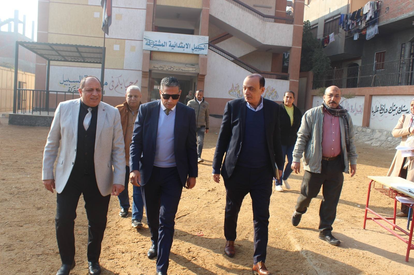 مدير تعليم الجيزة أثناء جولاته لضمان جودة التعليم والانضباط داخل المدارس