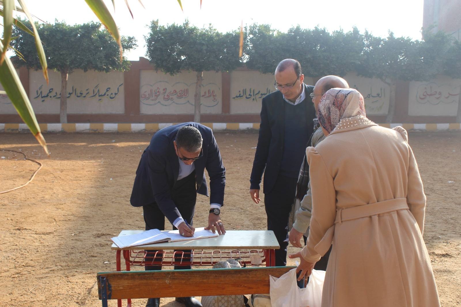 مدير تعليم الجيزة أثناء جولاته لضمان جودة التعليم والانضباط داخل المدارس