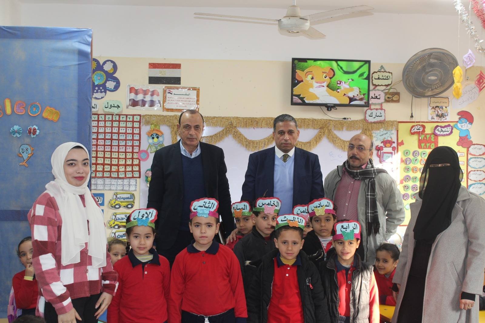 مدير تعليم الجيزة أثناء جولاته لضمان جودة التعليم والانضباط داخل المدارس