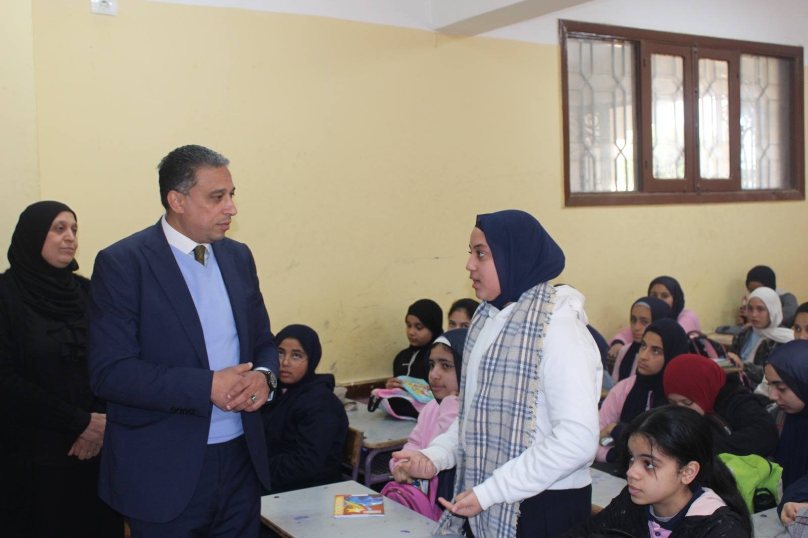 مدير تعليم الجيزة أثناء جولاته لضمان جودة التعليم والانضباط داخل المدارس