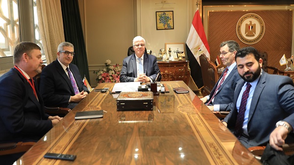 لقاء وزير التعليم العالي بوفد جامعة إيست إنجليا 