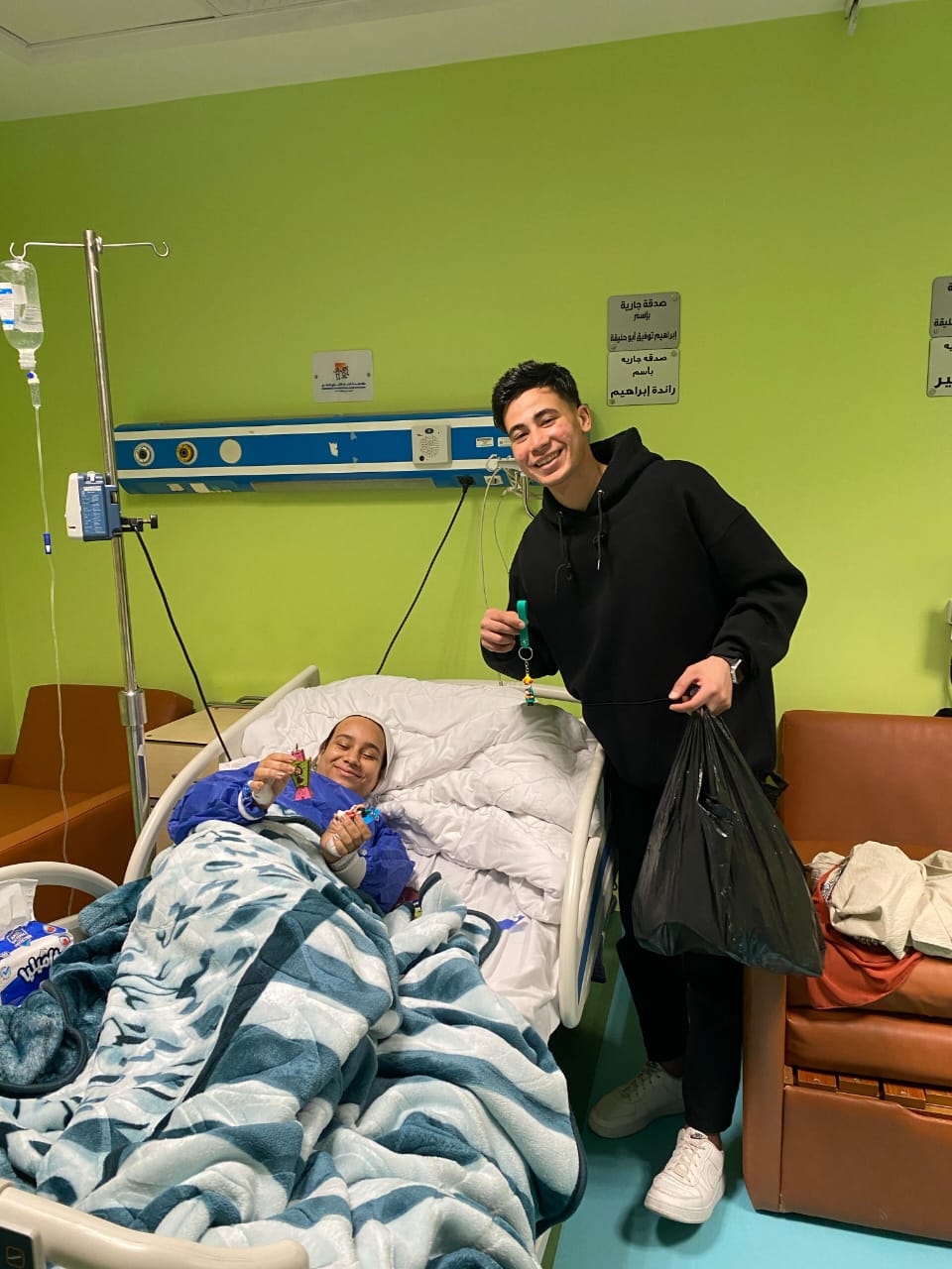 طلاب جامعة الأقصر ينشرون البهجة في مستشفى الأورمان