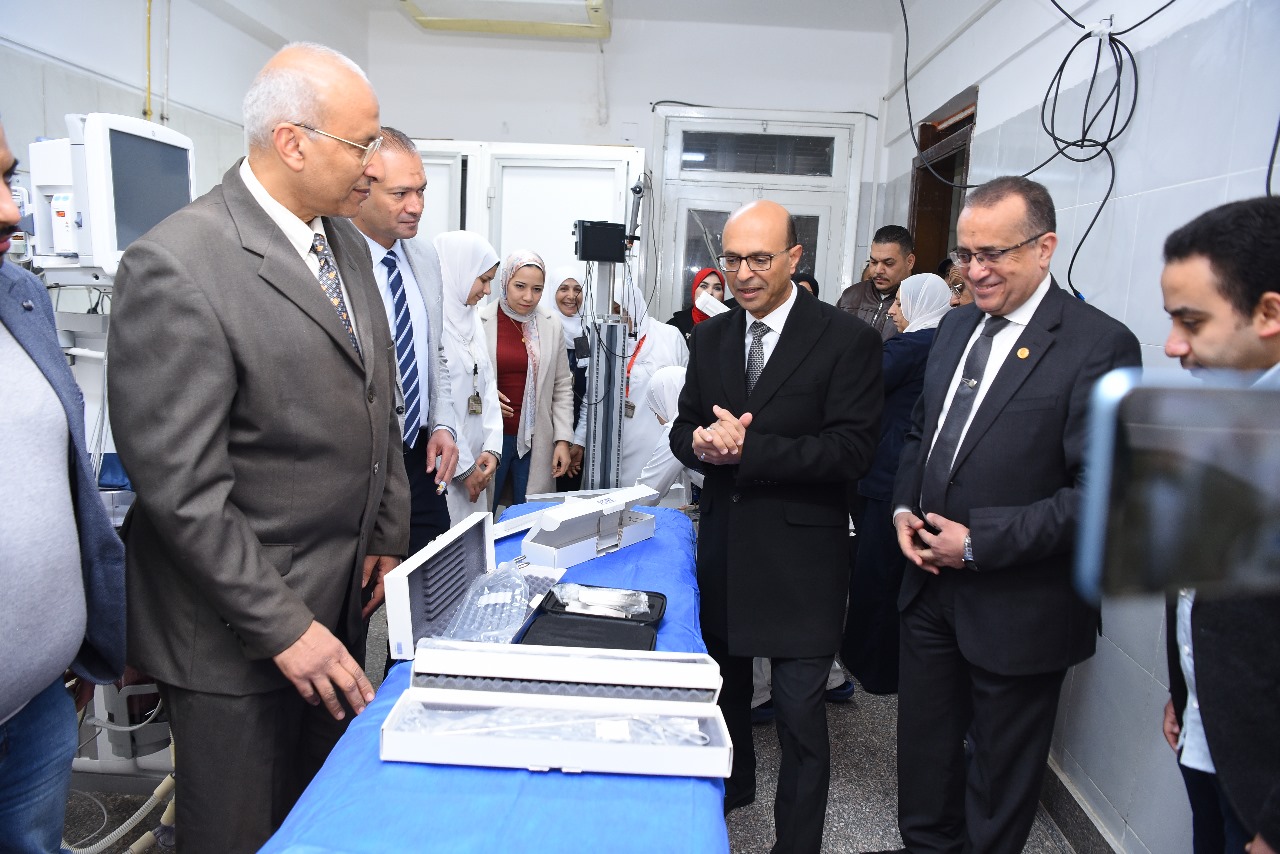 رئيس جامعة أسيوط يفتتح وحدة متطورة لمناظير صدر الأطفال 