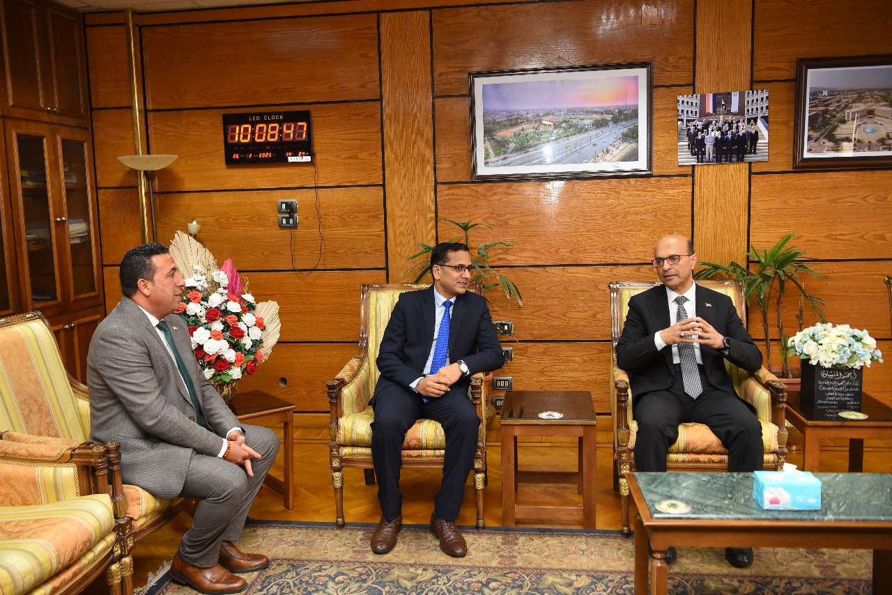 رئيس جامعة أسيوط يبحث تعزيز التعاون الثقافي مع الهند