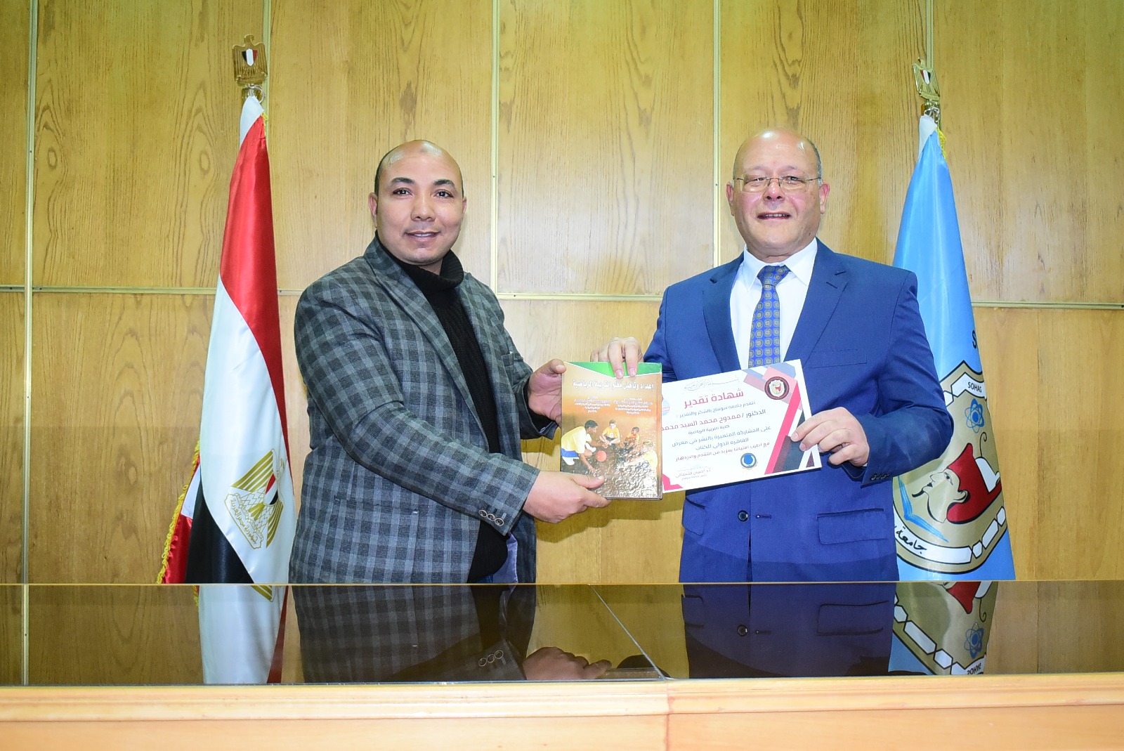 رئيس جامعة سوهاج يكرّم مبدعي الجامعة لمشاركتهم في معرض الكتاب