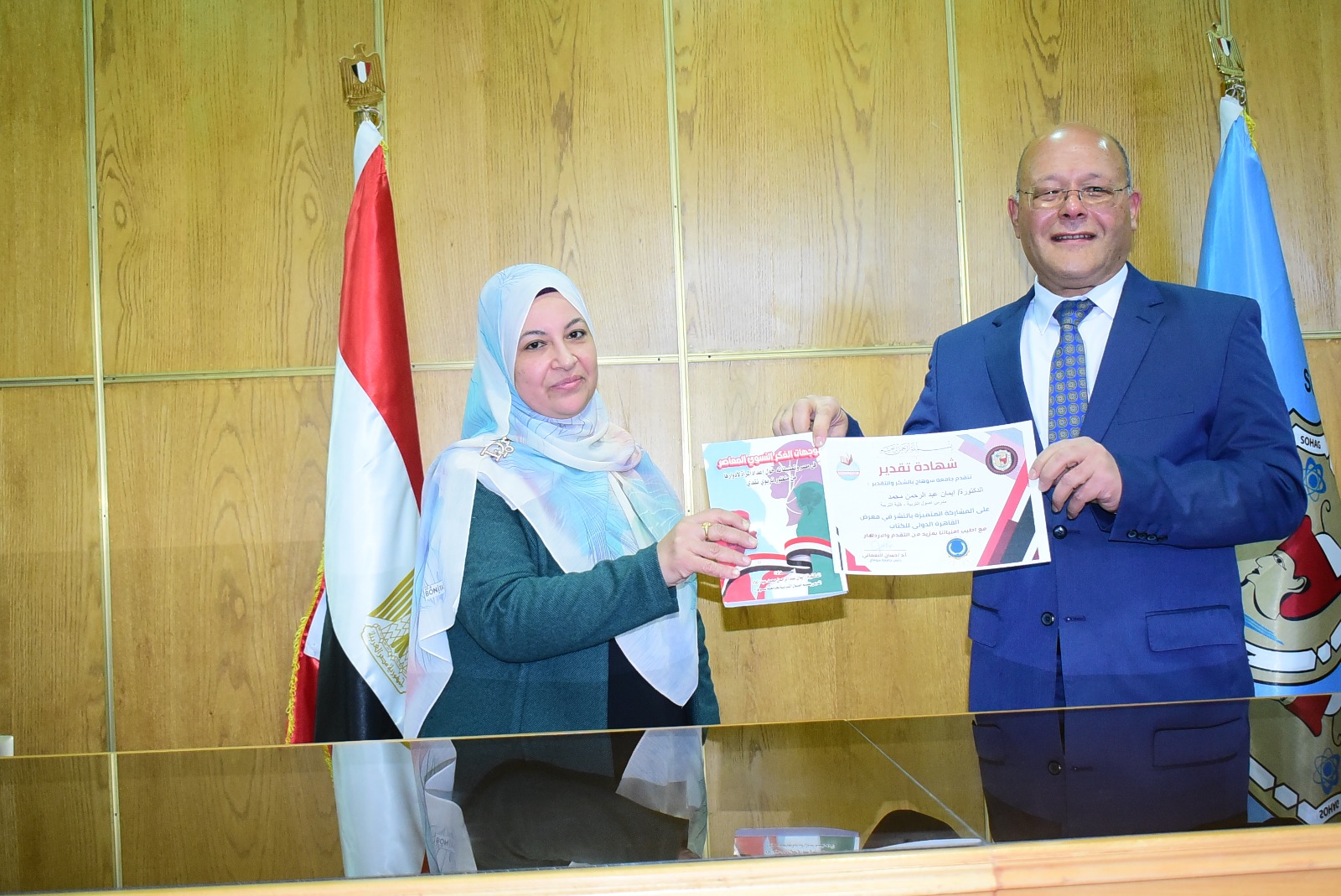 رئيس جامعة سوهاج يكرّم مبدعي الجامعة لمشاركتهم في معرض الكتاب