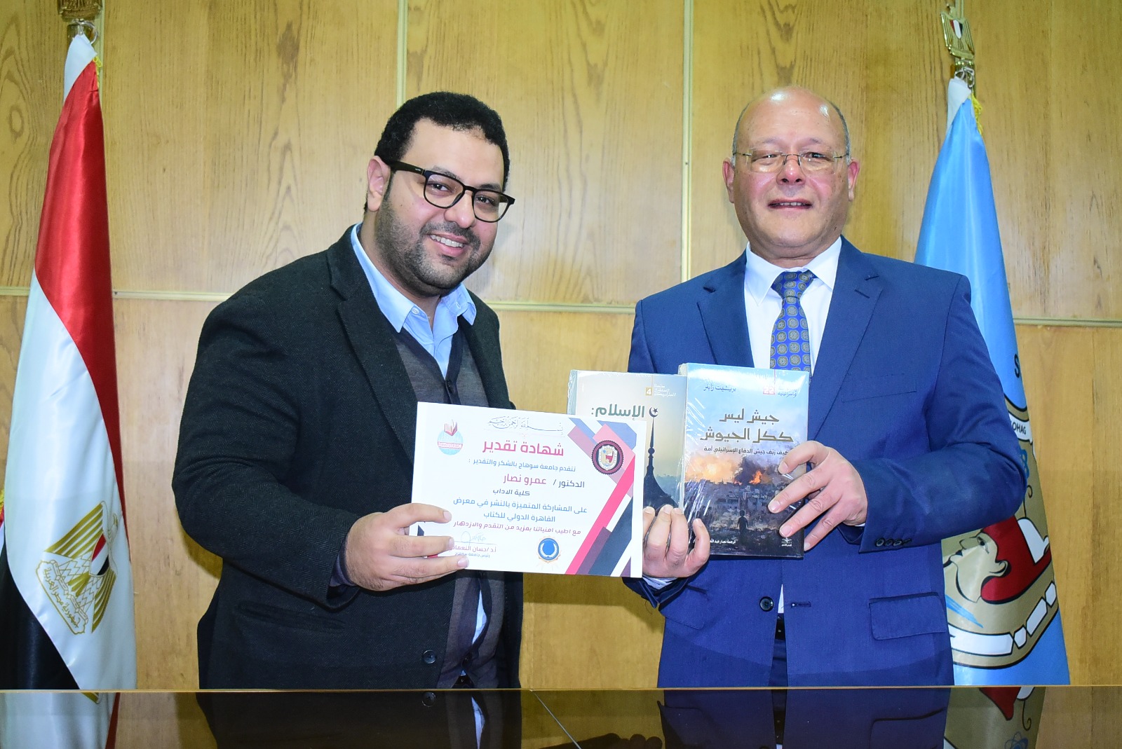 رئيس جامعة سوهاج يكرّم مبدعي الجامعة لمشاركتهم في معرض الكتاب