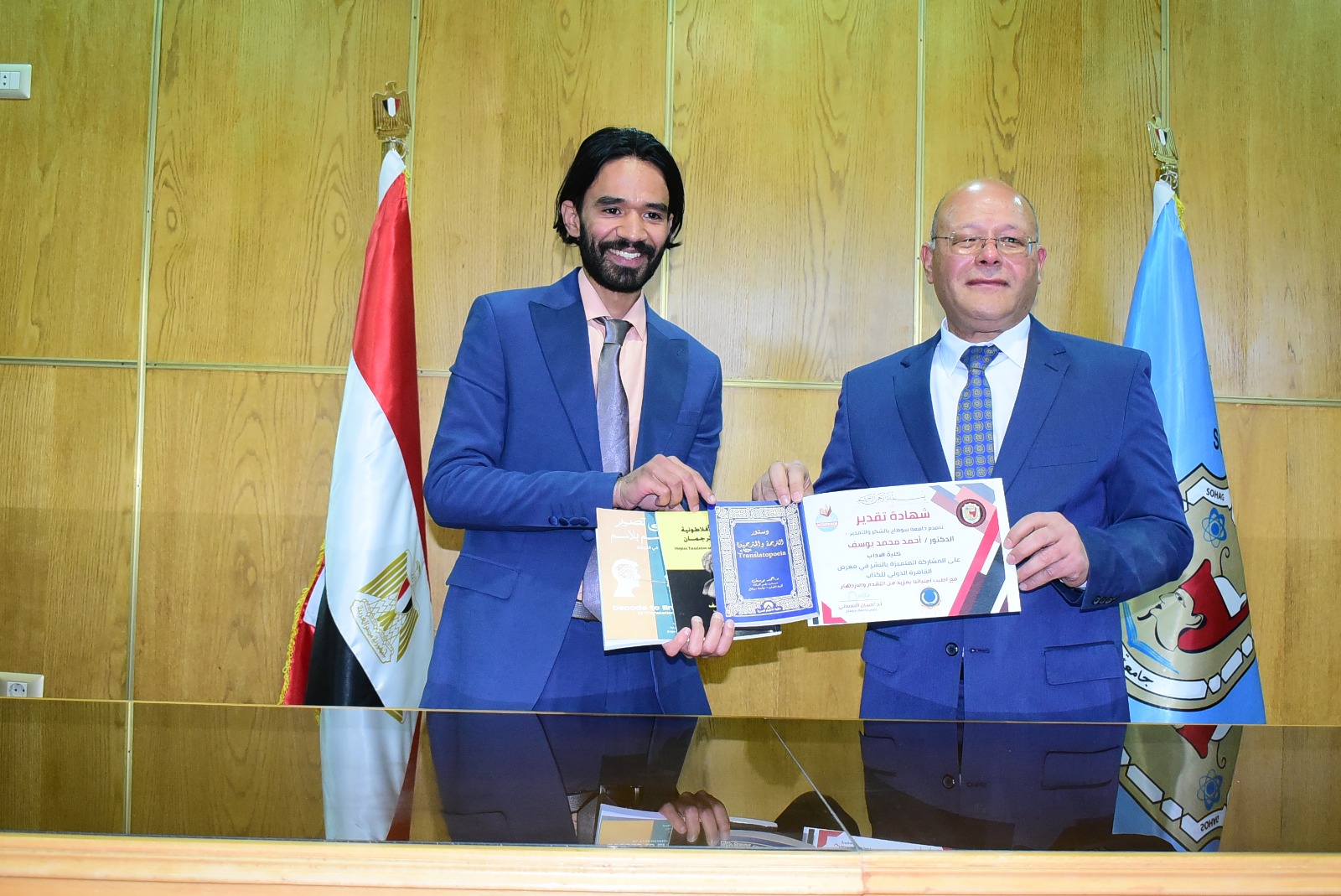 رئيس جامعة سوهاج يكرّم مبدعي الجامعة لمشاركتهم في معرض الكتاب