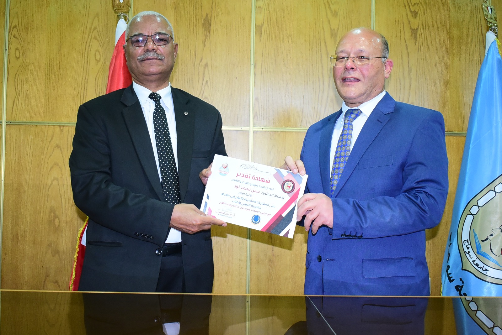 رئيس جامعة سوهاج يكرّم مبدعي الجامعة لمشاركتهم في معرض الكتاب