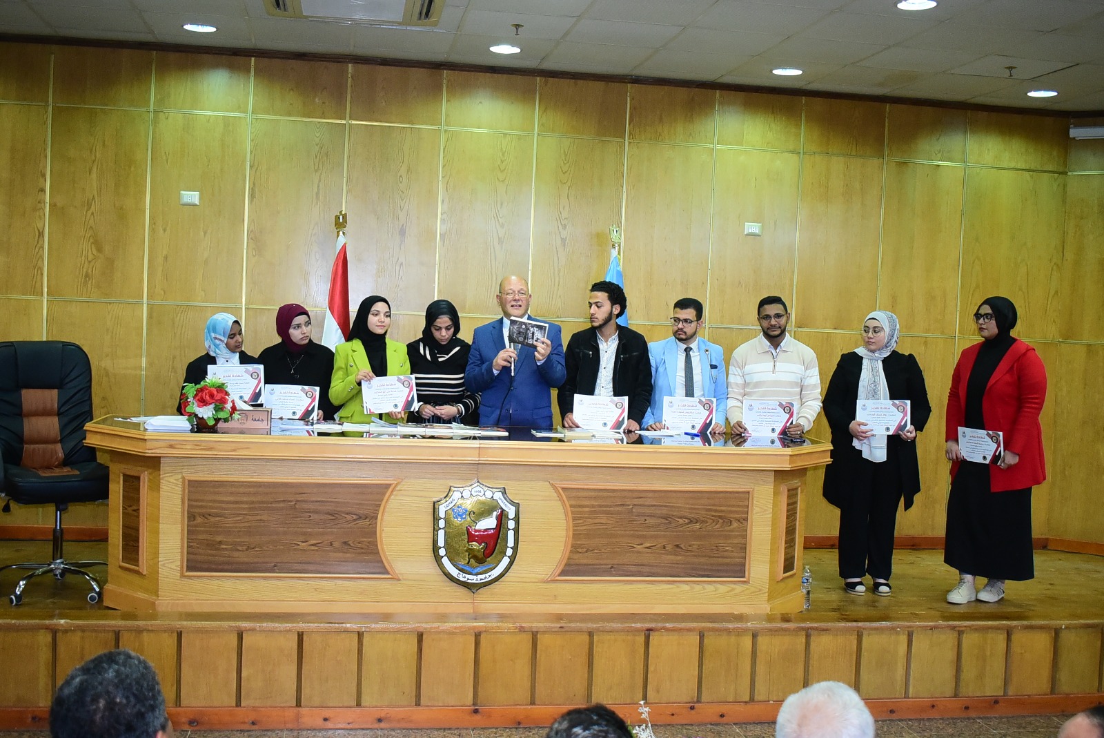 رئيس جامعة سوهاج يكرّم مبدعي الجامعة لمشاركتهم في معرض الكتاب