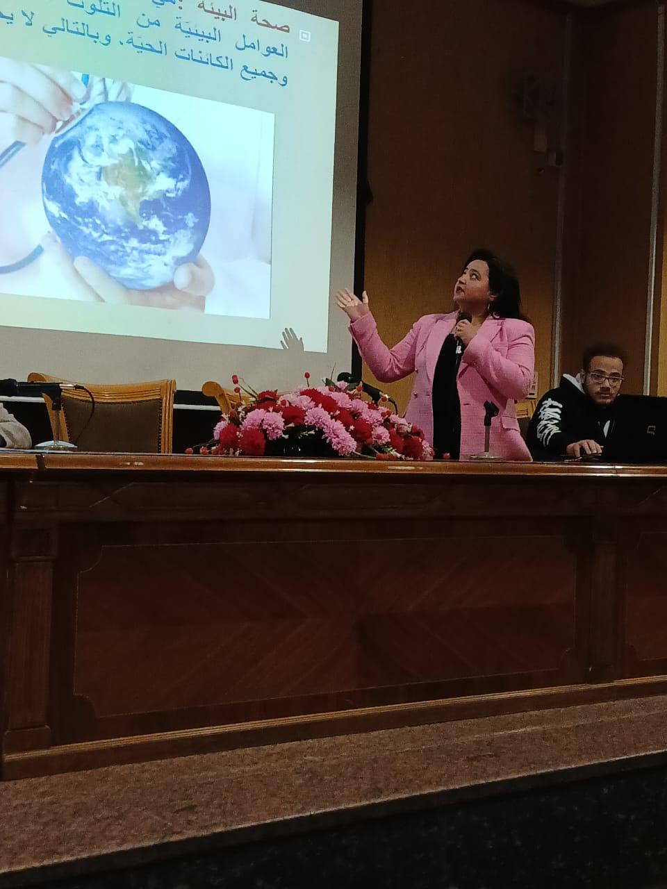 جامعة عين شمس تنظم ندوة حول البصمة الكربونية والتغير المناخي بكلية الألسن