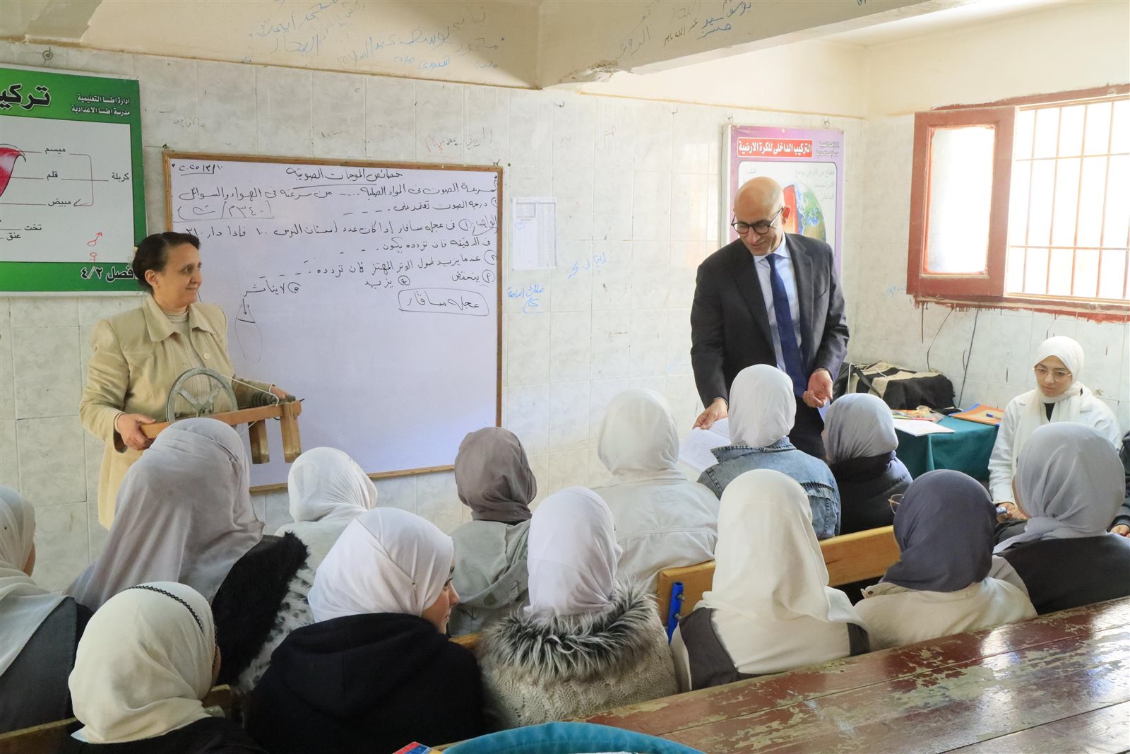 وزير التربية والتعليم يتابع سير الدراسة بمدارس الفيوم