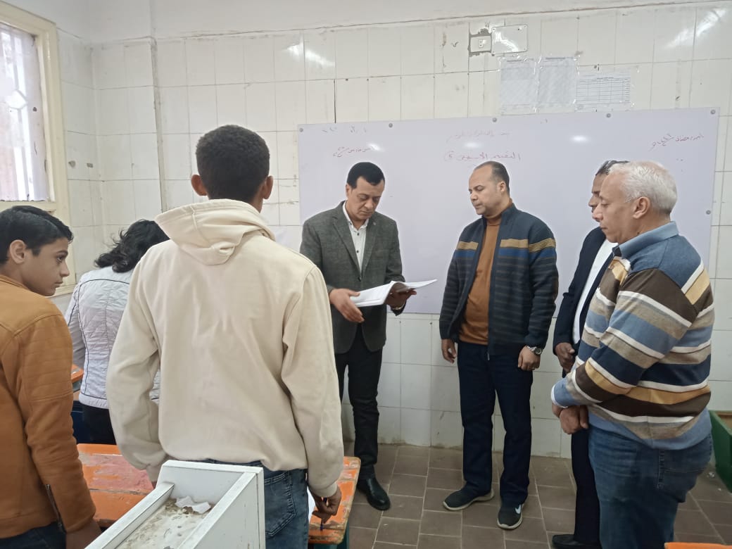 مدير تعليم سوهاج يواصل جولاته الميدانية للاطمئنان على الدراسة