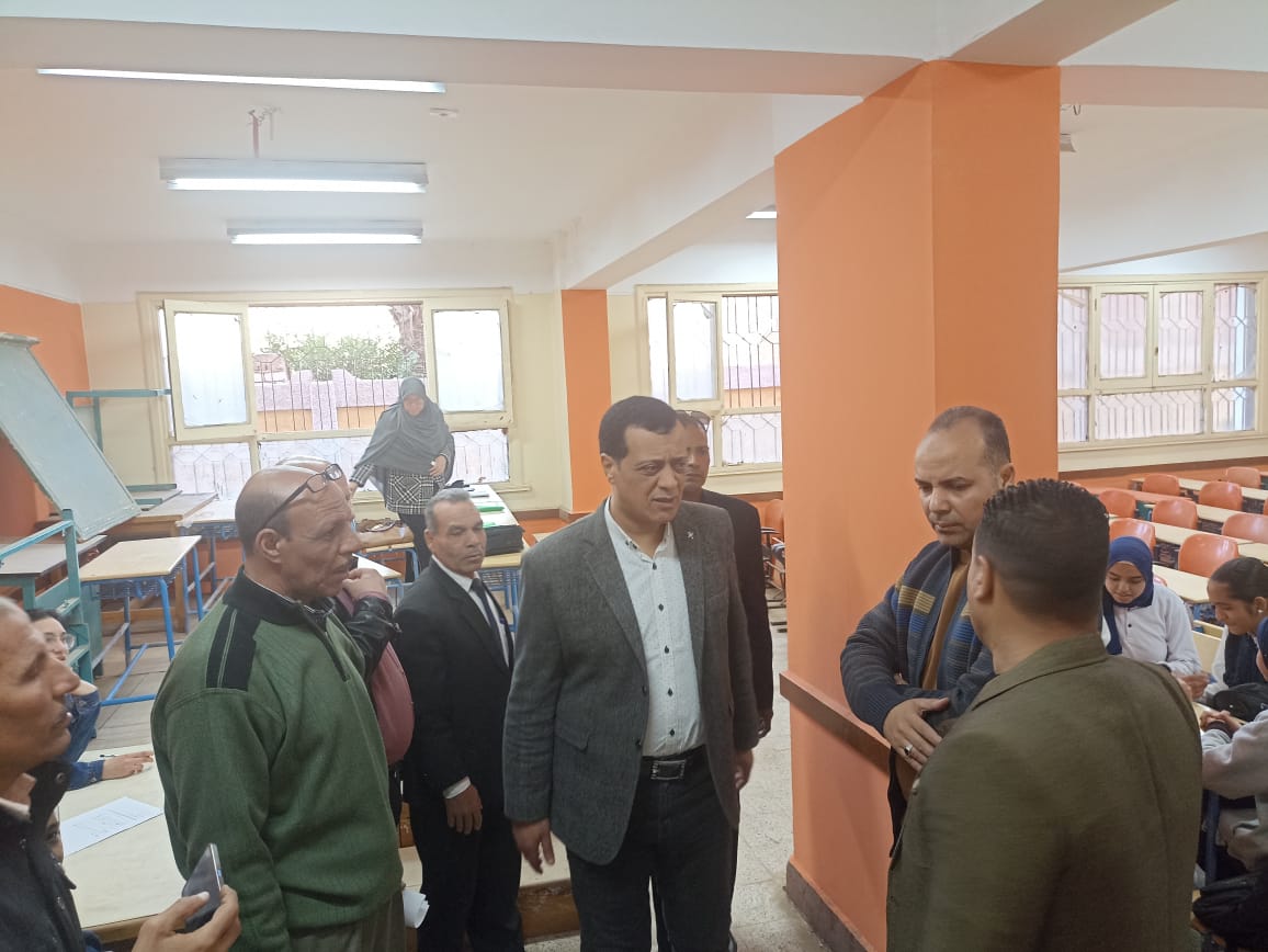 مدير تعليم سوهاج يواصل جولاته الميدانية للاطمئنان على الدراسة