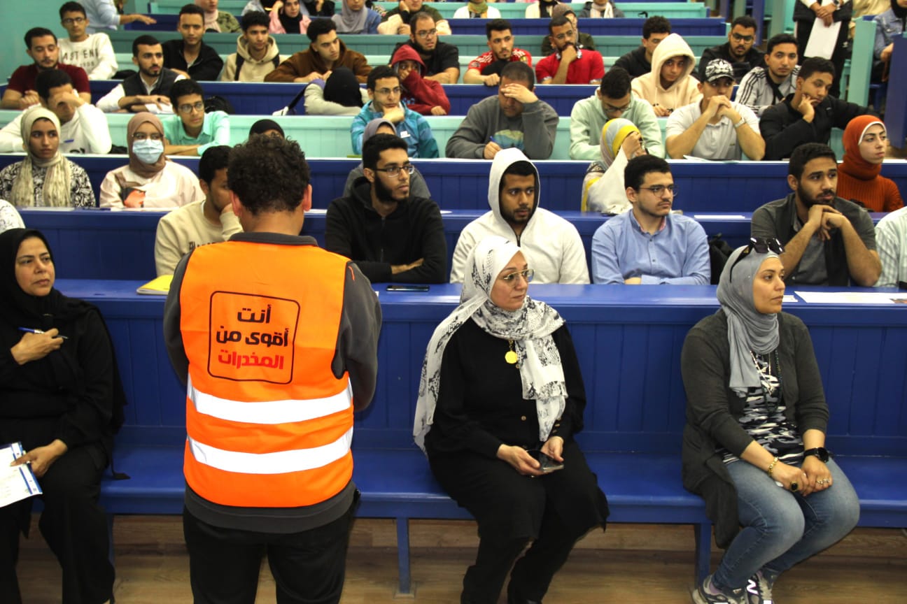 جامعة عين شمس تكثف جهودها للتوعية بمخاطر الإدمان بكلية العلوم