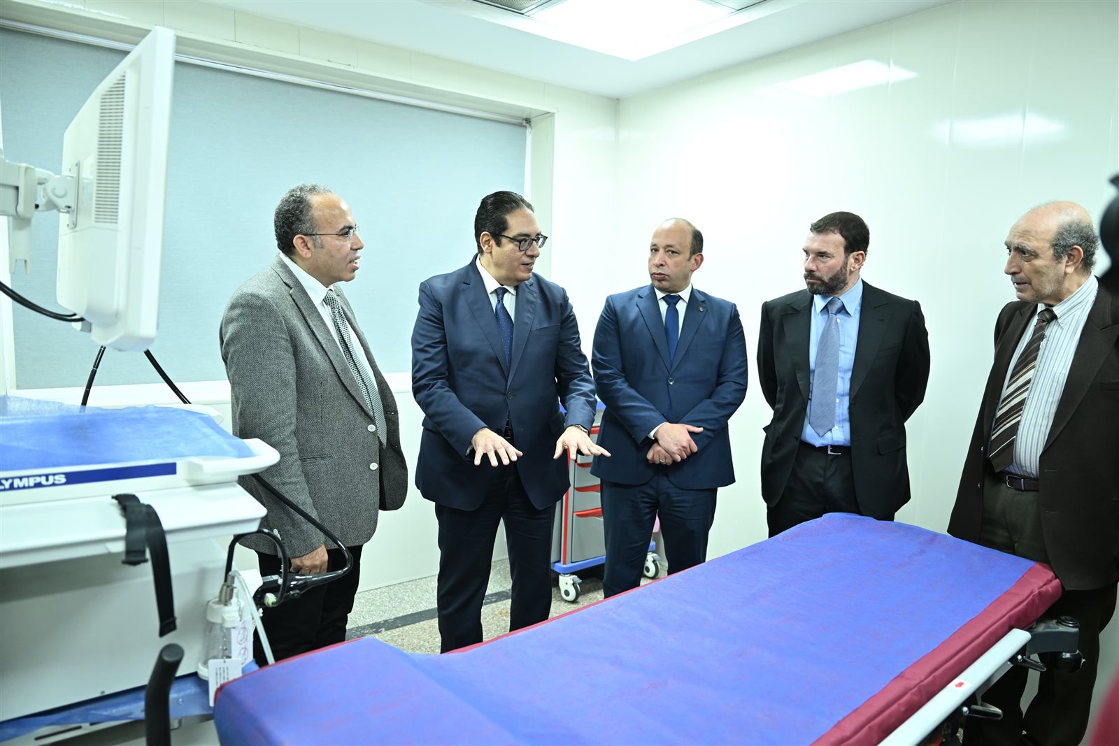 رئيس جامعة القاهرة يعلن إطلاق تطويرًا طبيًا متقدمًا بوحدة مناظير الجهاز الهضمي