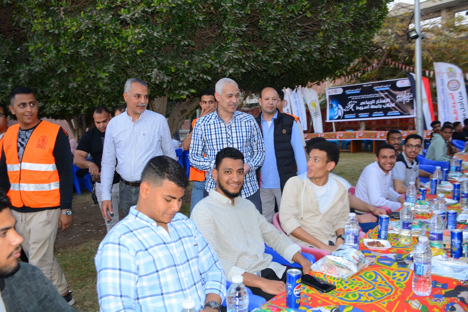 جامعة أسيوط تجمع طلابها في إفطار جماعي مميز