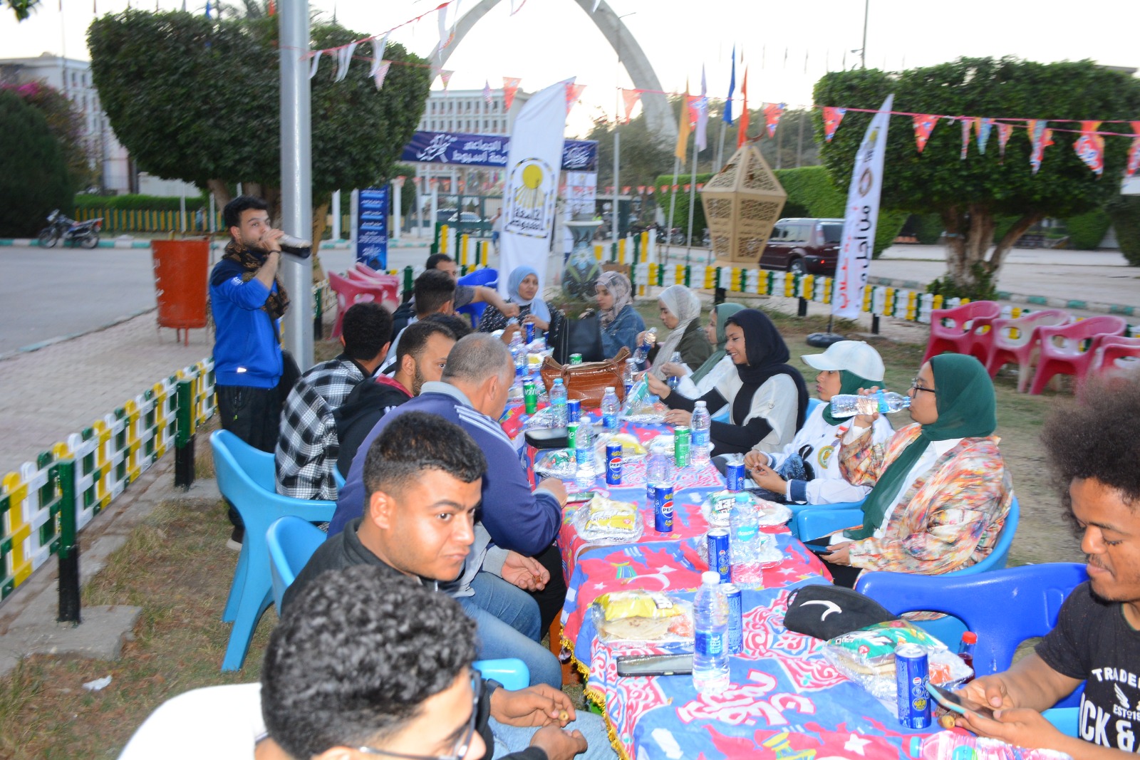 جامعة أسيوط تجمع طلابها في إفطار جماعي مميز