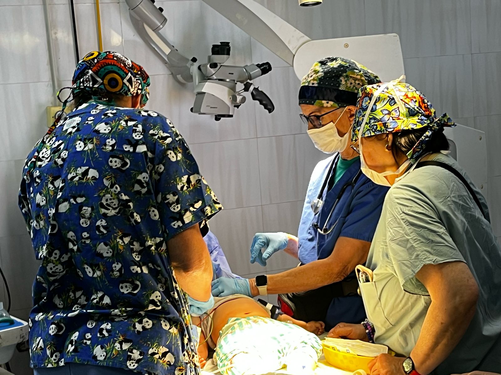 جامعة سوهاج تستضيف قافلة طبية متخصصة لعلاج الأطفال مجانًا