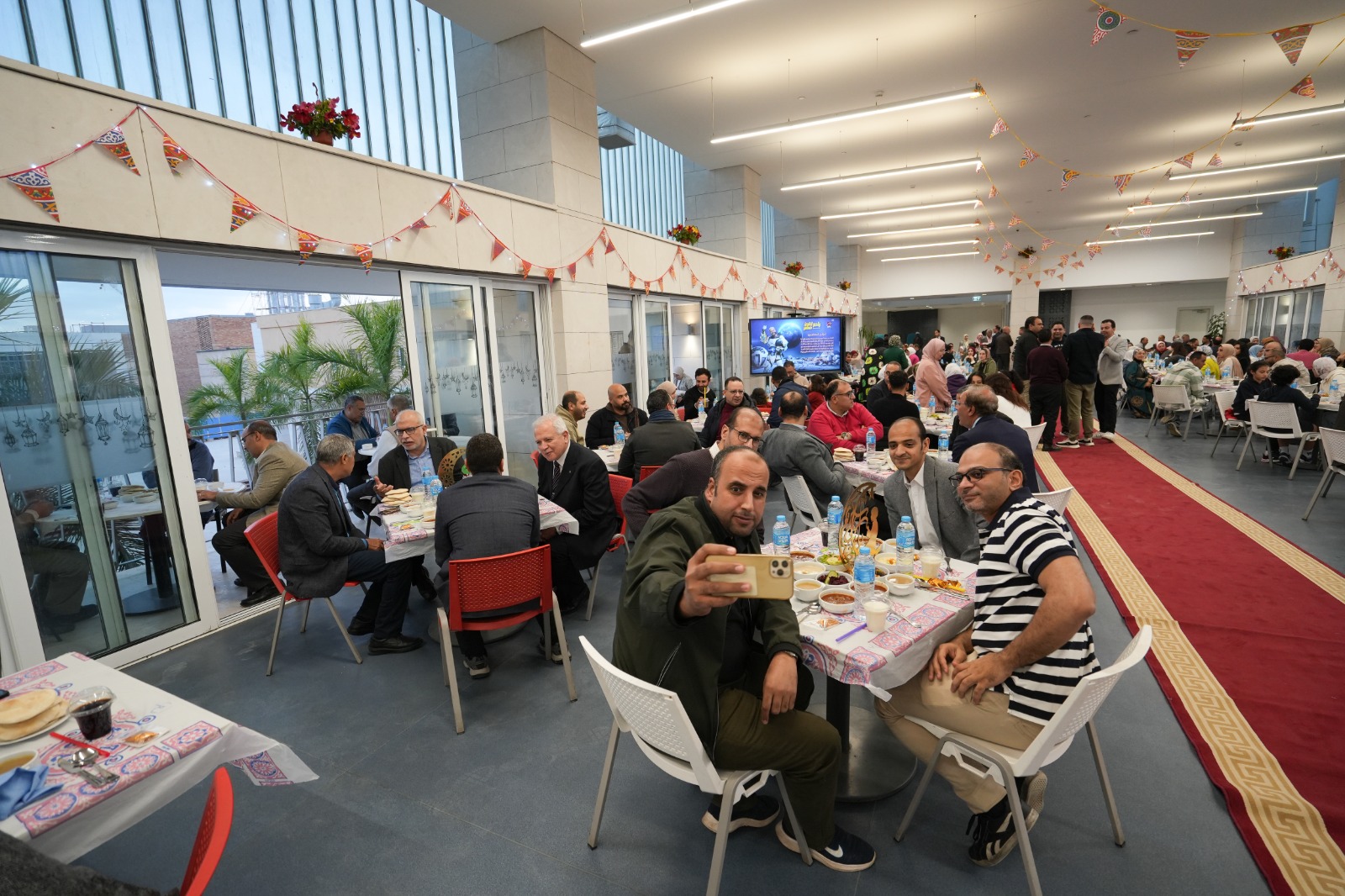 رئيس الجامعة اليابانية يشارك في حفل إفطار رمضاني مع أسرة الجامعة