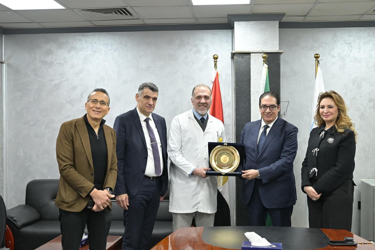 رئيس جامعة القاهرة يكرّم فريق مستشفى الثدي الفائز بالجائزة الذهبية