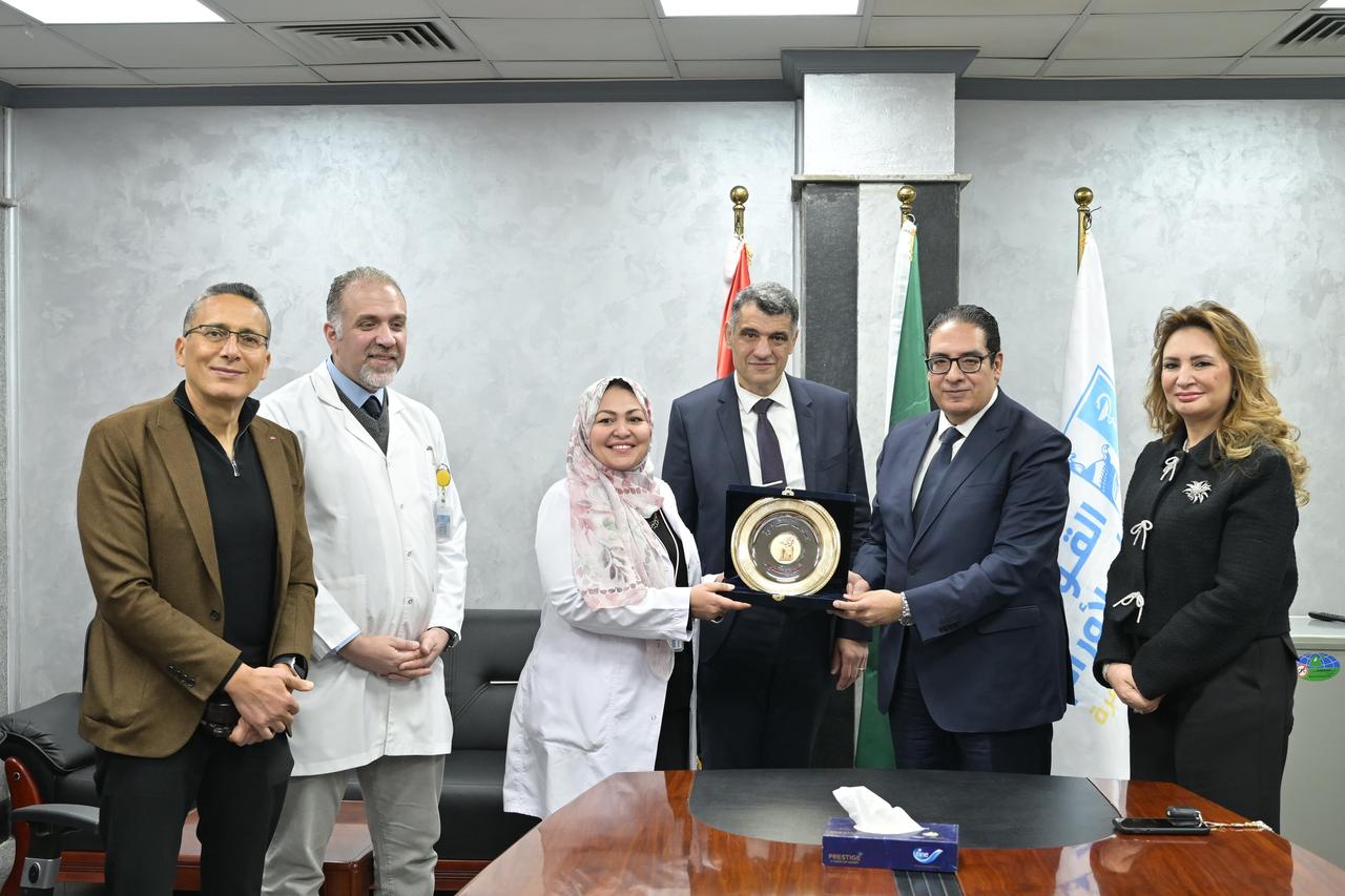 رئيس جامعة القاهرة يكرّم فريق مستشفى الثدي الفائز بالجائزة الذهبية
