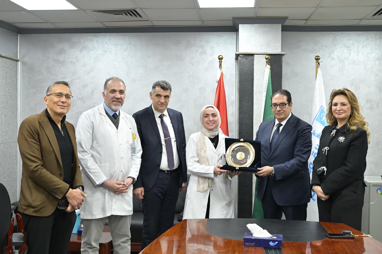 رئيس جامعة القاهرة يكرّم فريق مستشفى الثدي الفائز بالجائزة الذهبية
