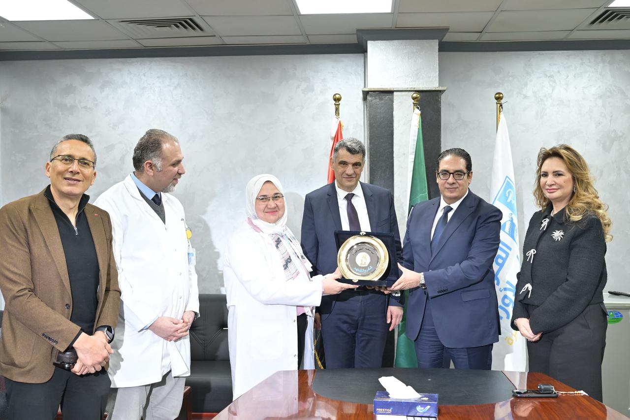 رئيس جامعة القاهرة يكرّم فريق مستشفى الثدي الفائز بالجائزة الذهبية