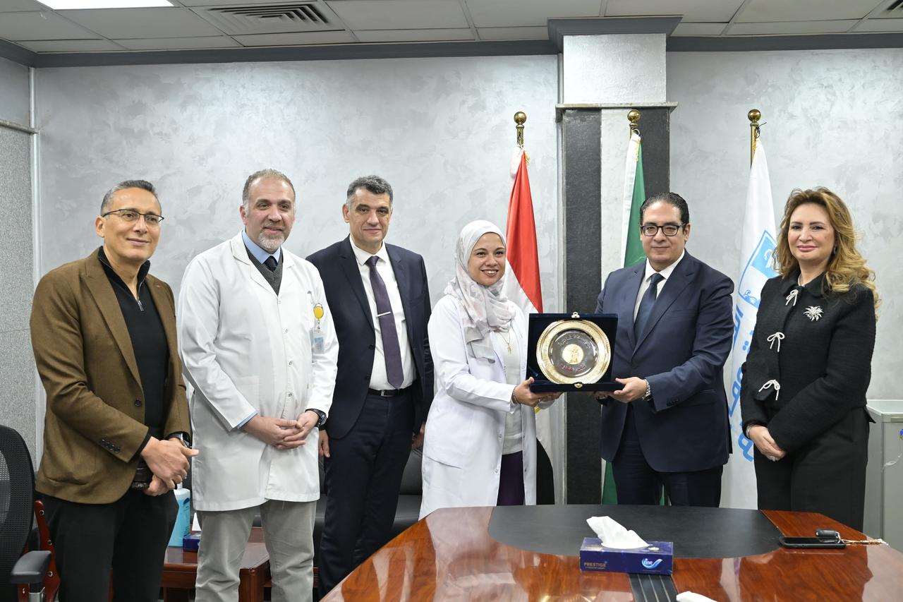 رئيس جامعة القاهرة يكرّم فريق مستشفى الثدي الفائز بالجائزة الذهبية