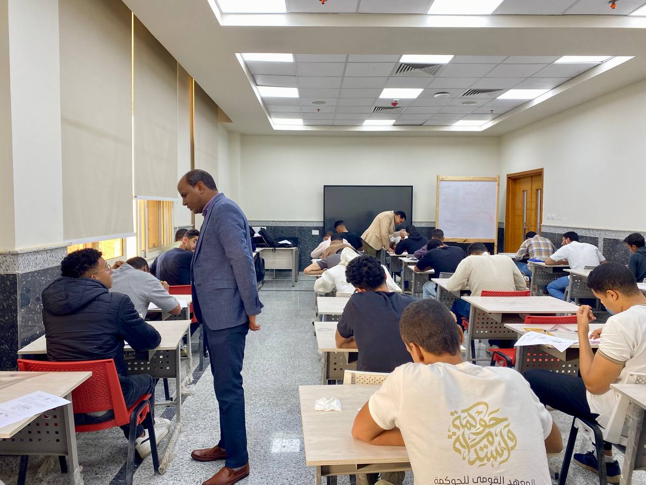 طلاب جامعة جنوب الوادي يؤدون امتحانات منتصف الفصل بكلية الهندسة 