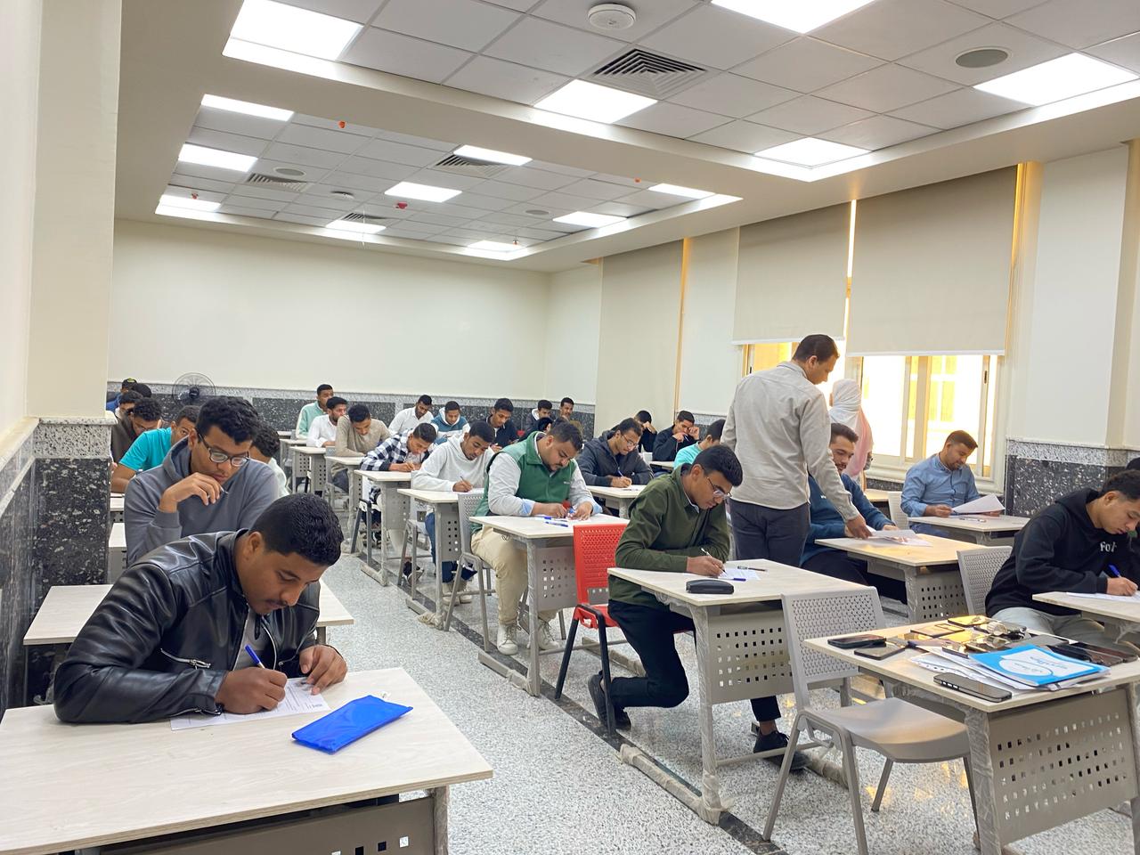 طلاب جامعة جنوب الوادي يؤدون امتحانات منتصف الفصل بكلية الهندسة 