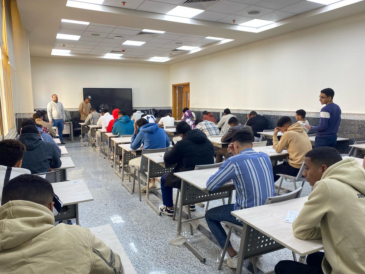 طلاب جامعة جنوب الوادي يؤدون امتحانات منتصف الفصل بكلية الهندسة 