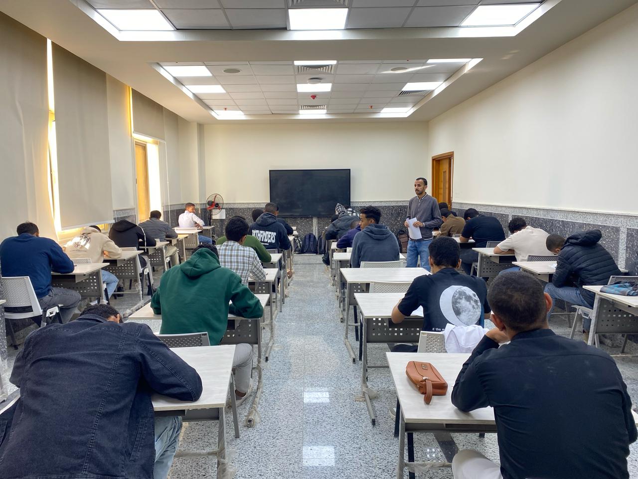 طلاب جامعة جنوب الوادي يؤدون امتحانات منتصف الفصل بكلية الهندسة 