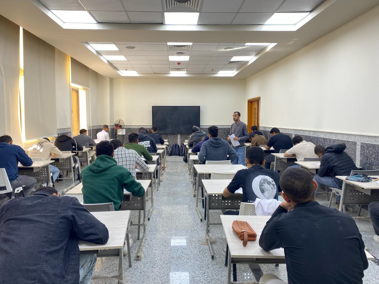 طلاب جامعة جنوب الوادي يؤدون امتحانات منتصف الفصل بكلية الهندسة 