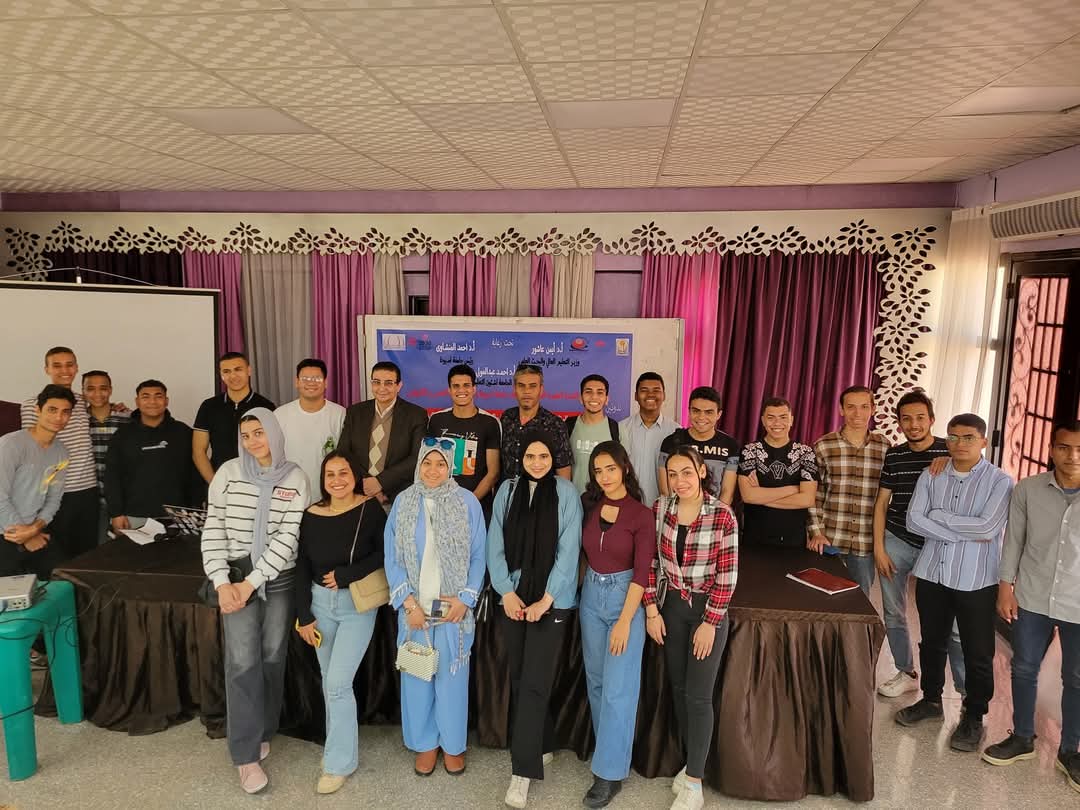 جامعة أسيوط تناقش مخاطر وفرص الإنترنت والذكاء الاصطناعي