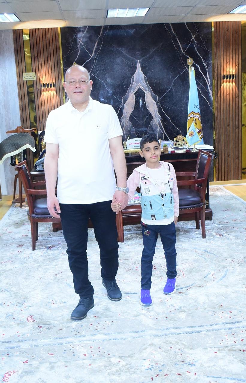 رئيس جامعة سوهاج يستجيب لاستغاثة أسرة طفل يعاني من ضمور العضلات