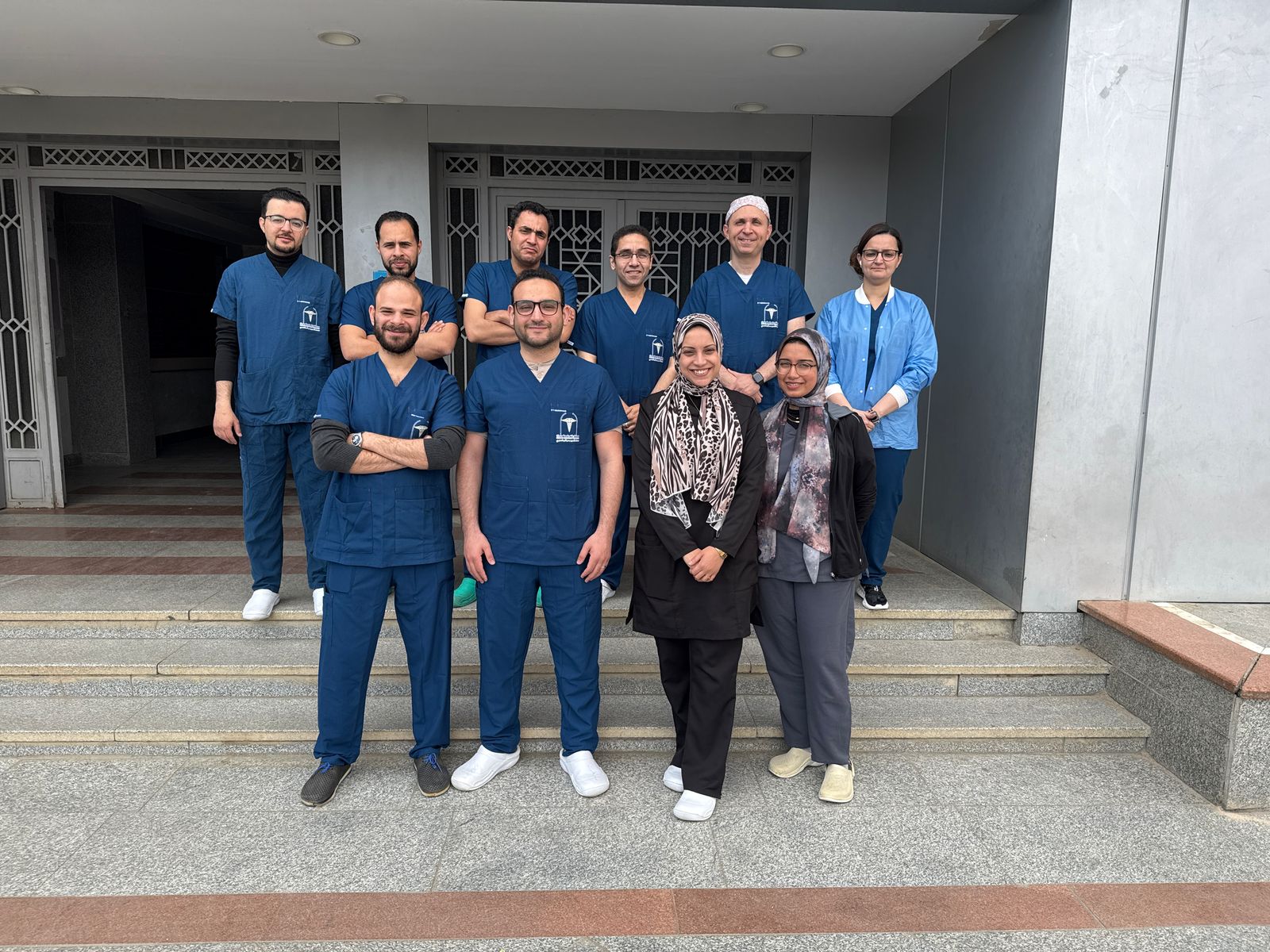 جامعة حلوان تحقق إنجازًا طبيًا عالميًا وإشادة دولية لبث حي لجراحة نادرة بالمنظار 