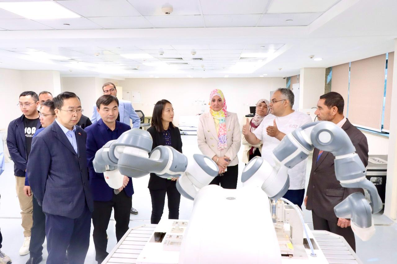 معهد بحوث الإلكترونيات يستقبل وفدًا صينيًا لتعميق التعاون في الإلكترونيات والتكنولوجيا