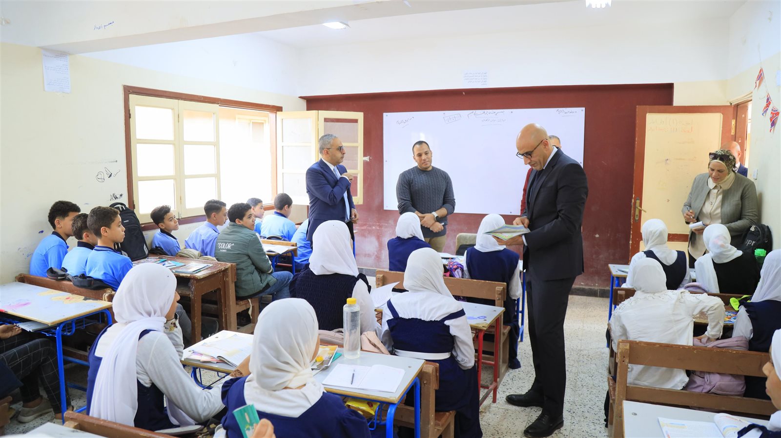 جولة مفاجئة لوزير التربية والتعليم لمتابعة سير العملية التعليمية