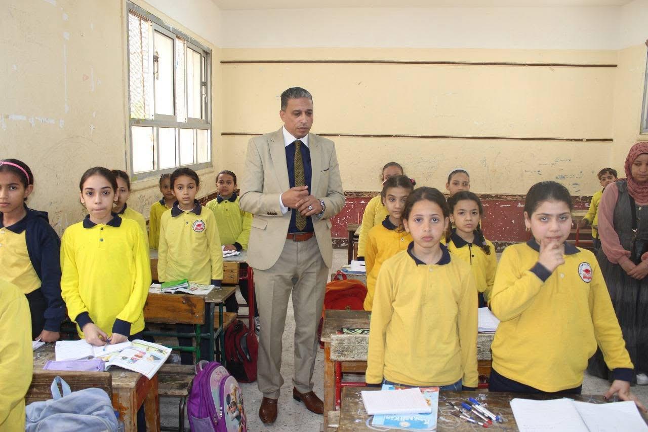 مدير تعليم الجيزة يوجه تعليمات صارمة أثناء زيارته
