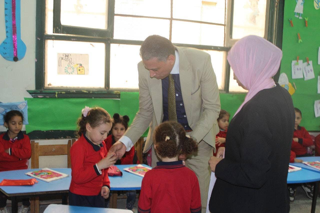 مدير تعليم الجيزة يوجه تعليمات صارمة أثناء زيارته