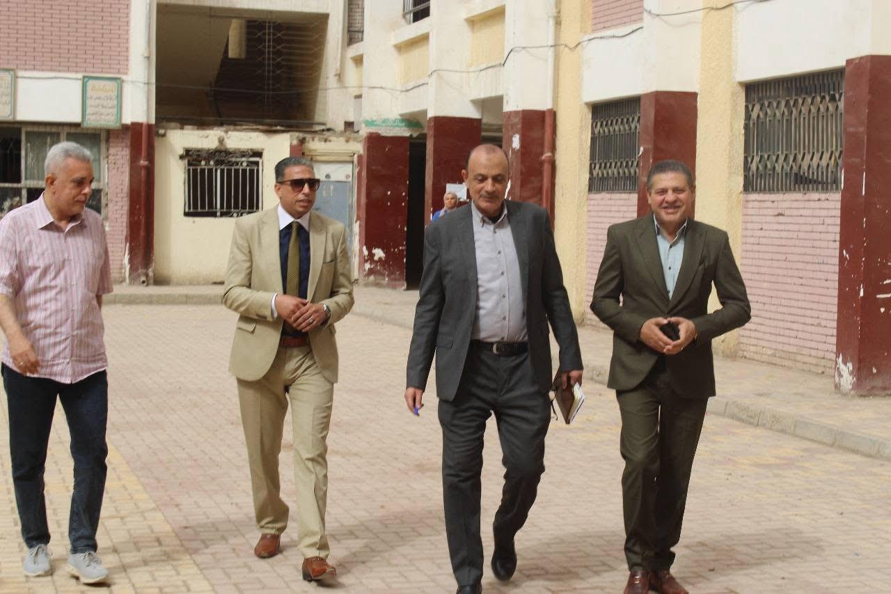 مدير تعليم الجيزة يوجه تعليمات صارمة أثناء زيارته